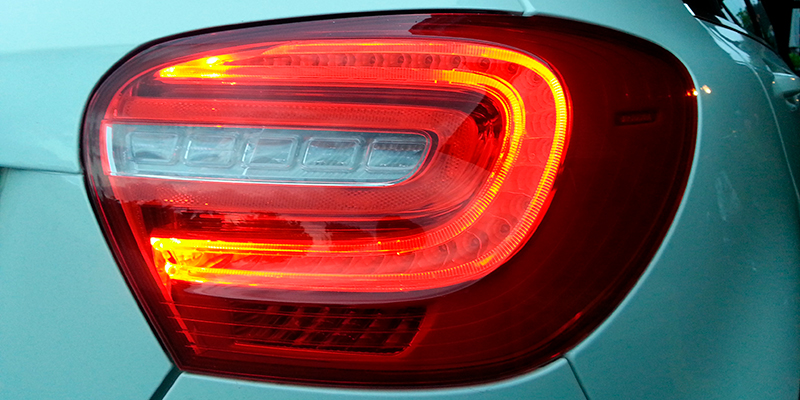 Dejar luces encendidas dañan batería del auto