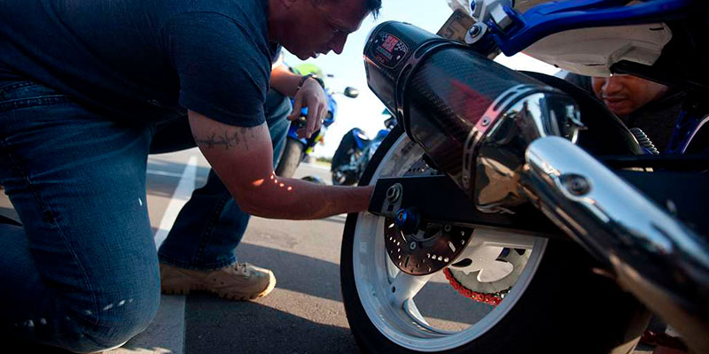 Desmontaje tubo de escape de moto