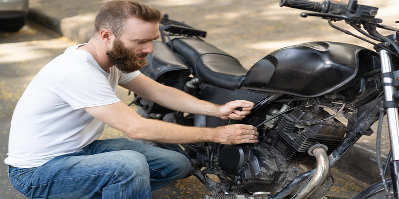 como sacar la bateria de la moto