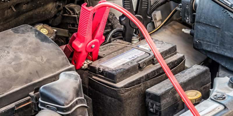 bornes sulftados de la bateria de un auto