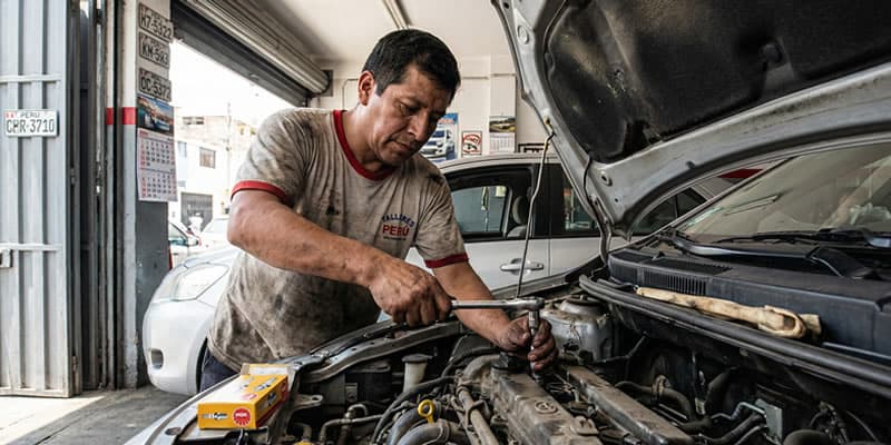 cambio juego de bujías para auto