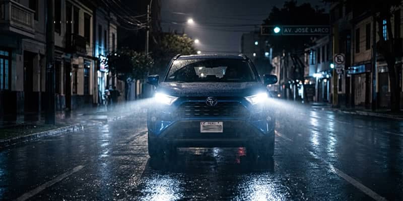 focos led en camioneta toyota en la ciudad de lima